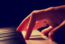 包含欧预赛英雄辈出谁能决胜千里，浴火重生再谱佳音的词条